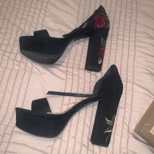 Size 10 Charlotte Russe Black
Chunky Heel Pumps With Rose Details
